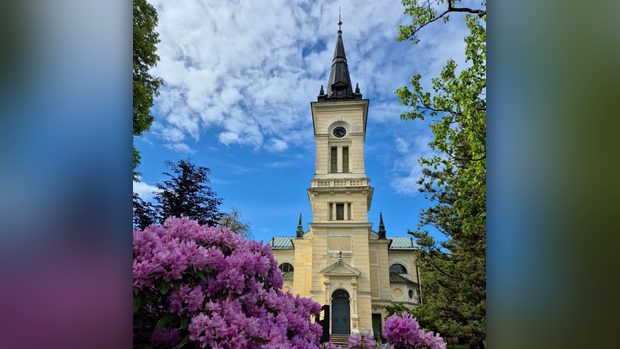 Evangelický chrám na Komenského náměstí obklopený rozkvetlými rododendrony