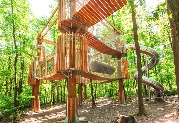 Inspirace: dřevěná herní věž s tobogánem